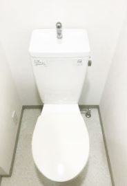 トイレ　落ち着いた色調のトイレです
