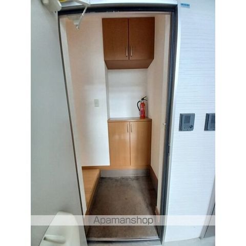 地下鉄南北線 真駒内駅 バス乗車時間：9分 最寄りバス停で下車 徒歩3分 2階建 築24年の玄関写真