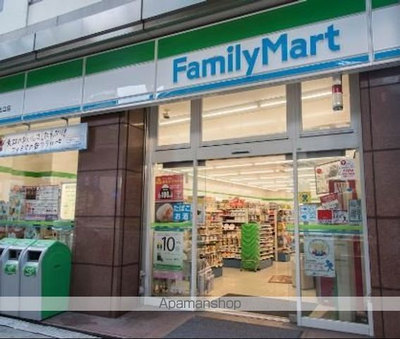 コンビニ　ファミリーマート三軒茶屋駅北口店（コンビニ）まで216m