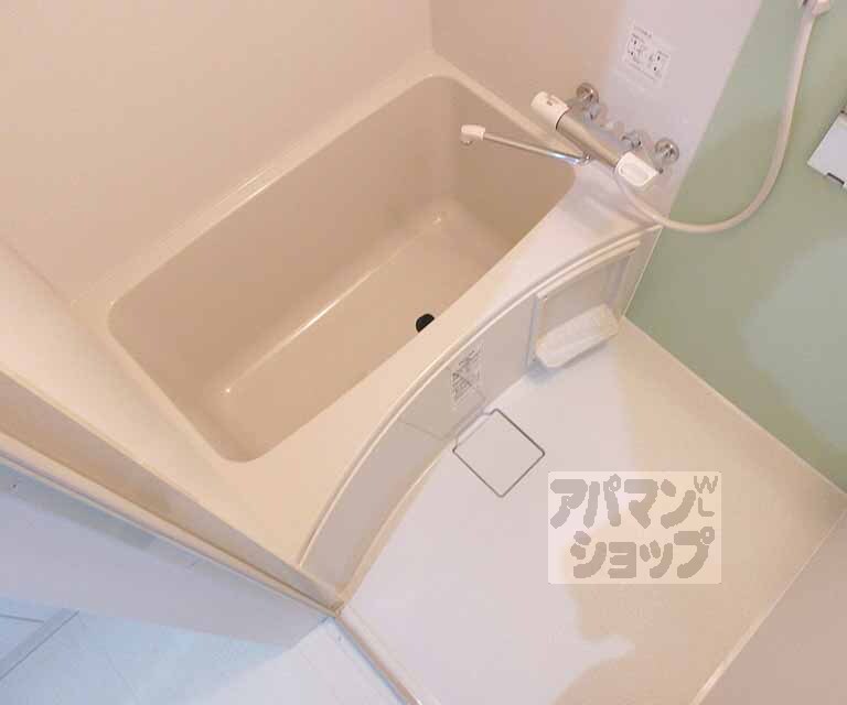 バス・シャワールーム　ぴかぴかのお風呂です