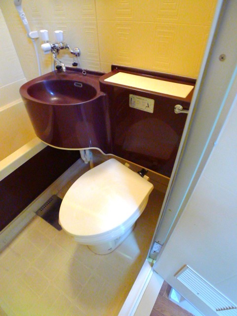 地下鉄桜通線 国際センター駅 徒歩5分 7階建 築43年のトイレ写真