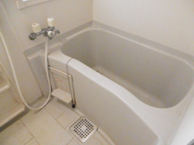 バス・シャワールーム　コンパクトで使いやすいお風呂です