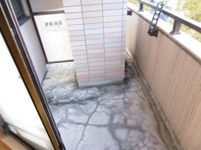 バルコニー　暖かな日差しのふりそそぐバルコニー