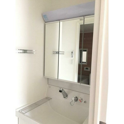 洗面設備　写真は同マンションの他のお部屋のものです