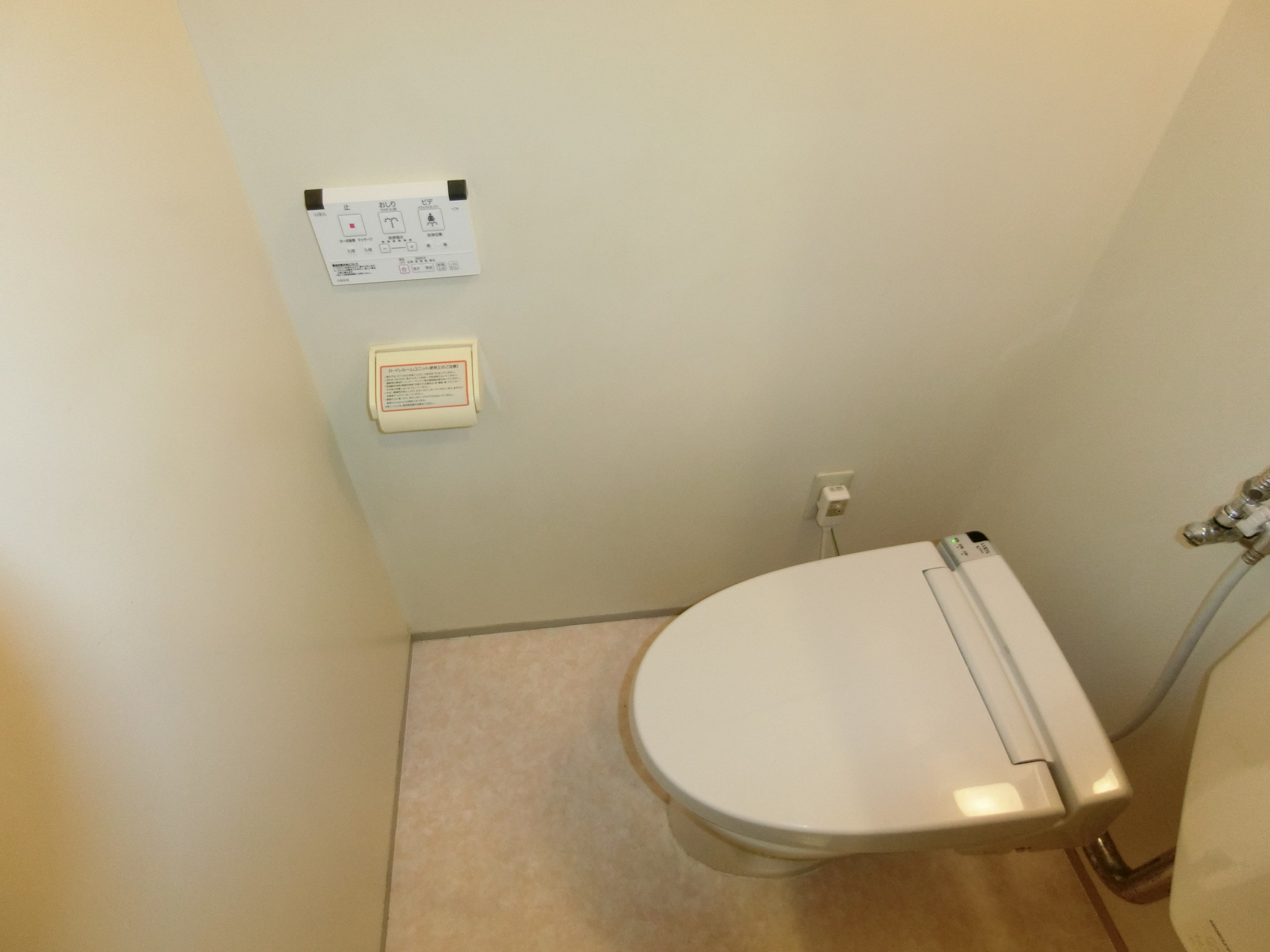 トイレ　温水洗浄機付便座完備☆