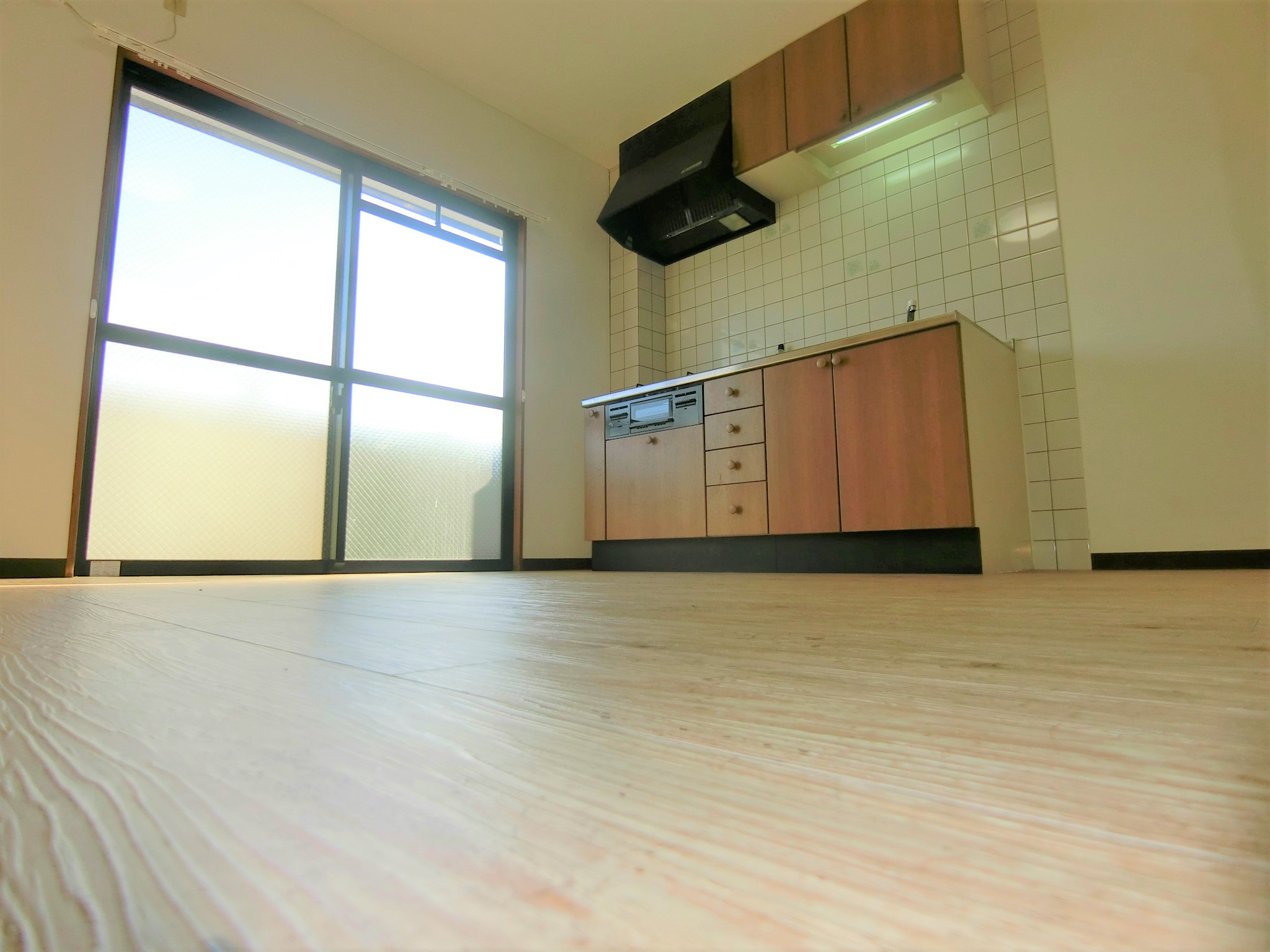 居室・リビング　明るい南向きのシステムキッチン完備のリビングです☆