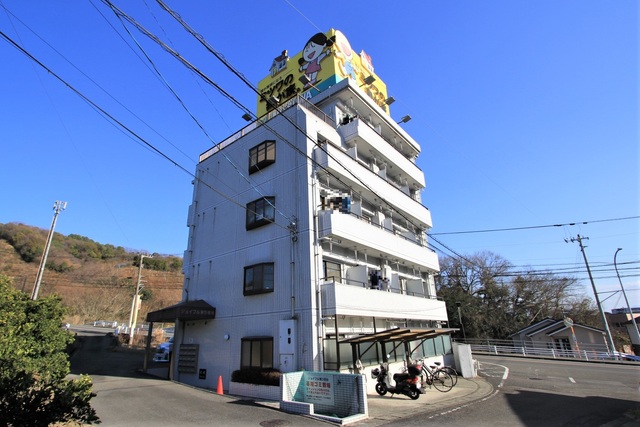 松山市祝谷のマンションの建物外観