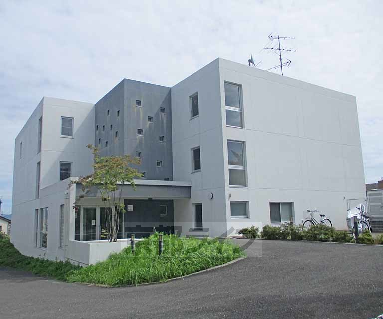 京都市西京区山田平尾町のマンションの建物外観