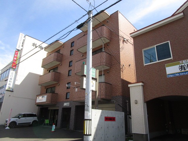 札幌市東区北四十二条東のマンションの建物外観