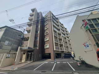松山市錦町のマンションの建物外観