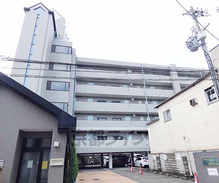 京都市右京区西院太田町のマンションの建物外観