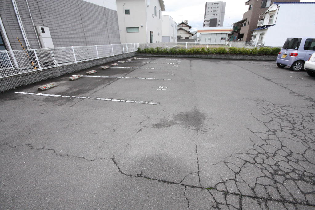 【高松市木太町のアパートの駐車場】