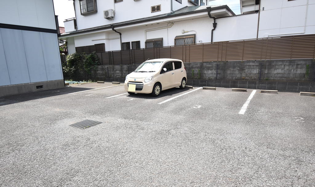 【平塚市南原のアパートの駐車場】