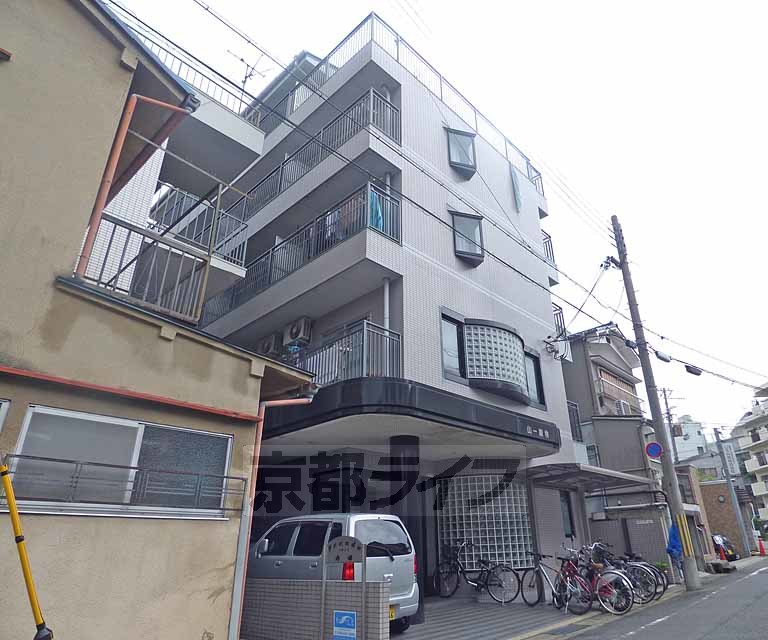 【京都市北区衣笠荒見町のマンションの建物外観】