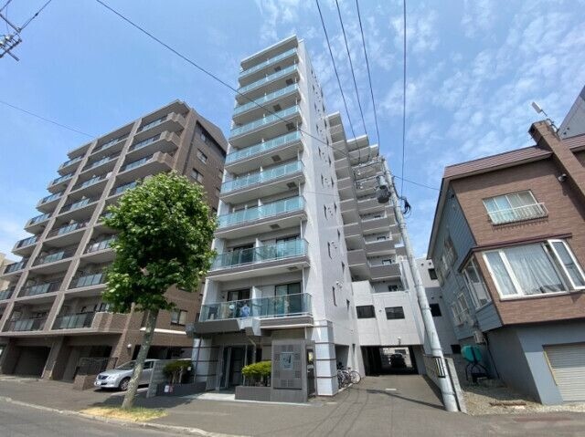 【札幌市北区北二十条西のマンションの建物外観】