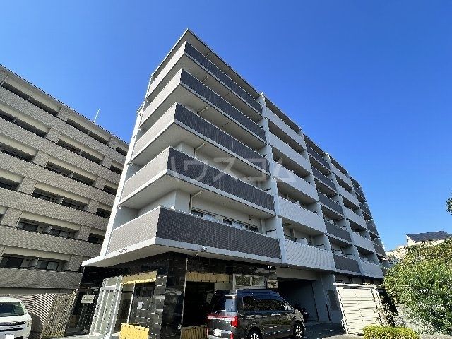 京都市右京区太秦下角田町のマンションの建物外観