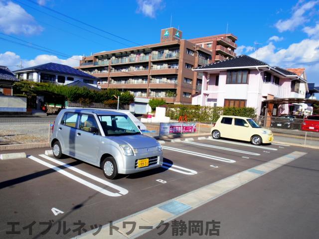 【静岡市葵区竜南のマンションの駐車場】