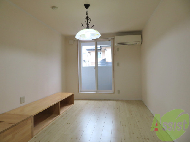 居室・リビング　リビングは、綺麗なフローリングが広がっていますね。