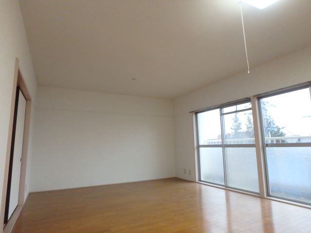 居室・リビング　広々、１２帖フローリング。