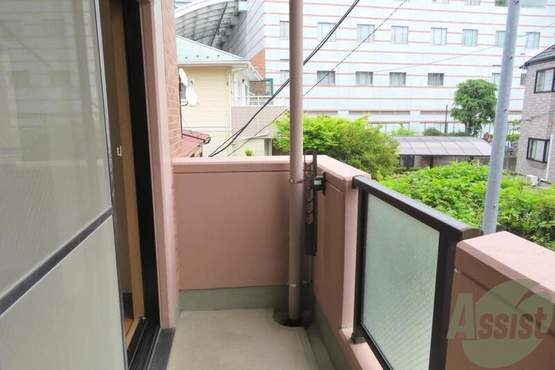 バルコニー　広めのバルコニーなので、お洗濯ものがたまった時も大丈夫そう。