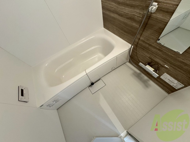 バス・シャワールーム　お風呂です。広々したバスでゆっくりくつろげます。