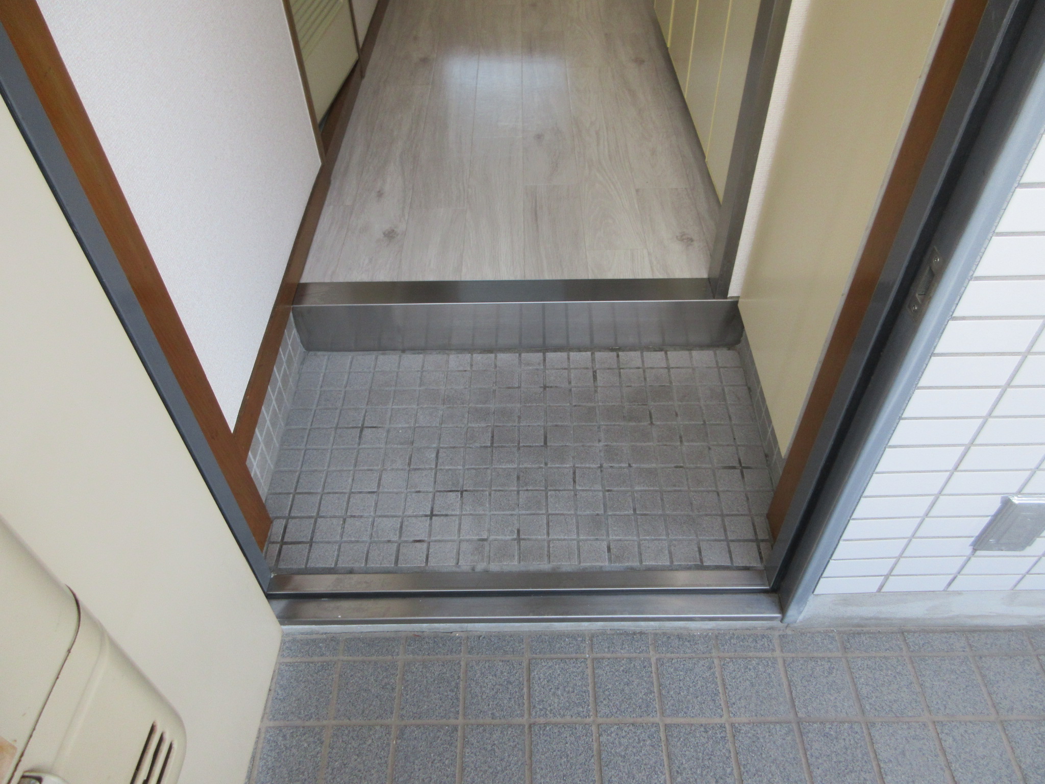 玄関　※写真は別のお部屋です。現況を優先させていただきます。