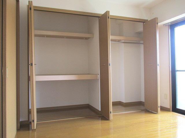 収納　たっぷり収納できる洋室クローゼット