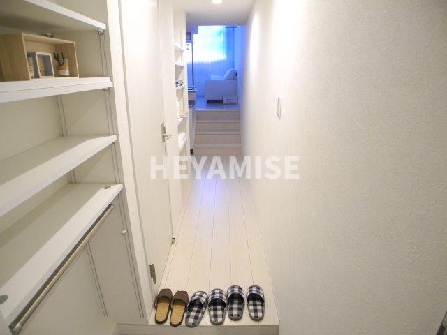 玄関　※モデルルームの画像(家具はありません)