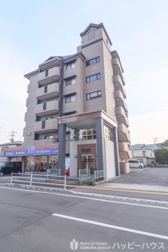 建物外観　１Ｆはコインランドリー