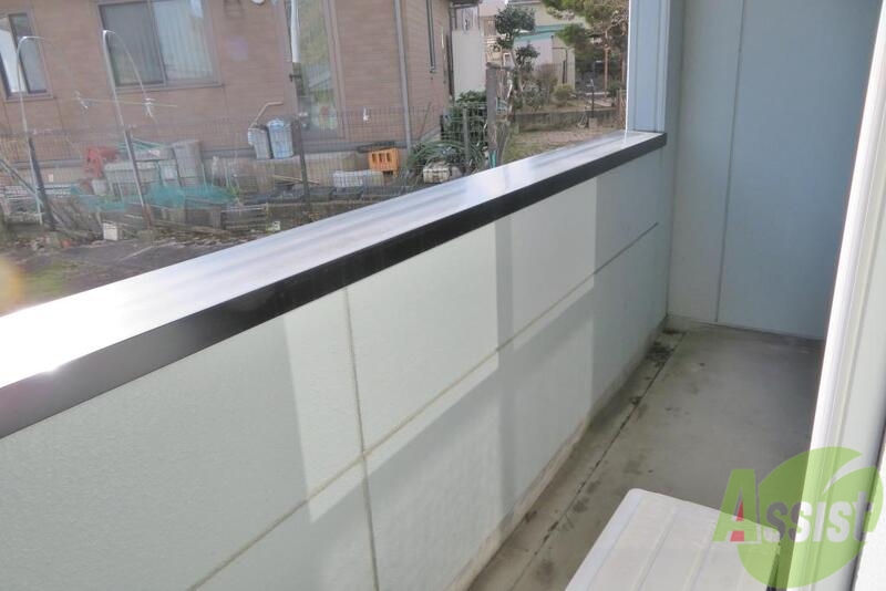 バルコニー　バルコニーは洗濯物を干すにはいい広さですねー。