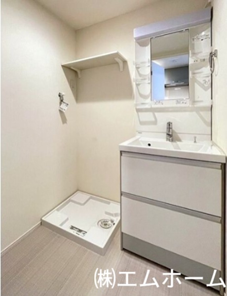 洗面設備　脱衣所　独立洗面台（シャンプードレッサー付）同型写真