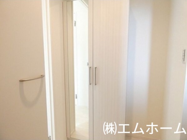 玄関　玄関シューズボックス　姿見鏡付き（収納充実してます）同型写真