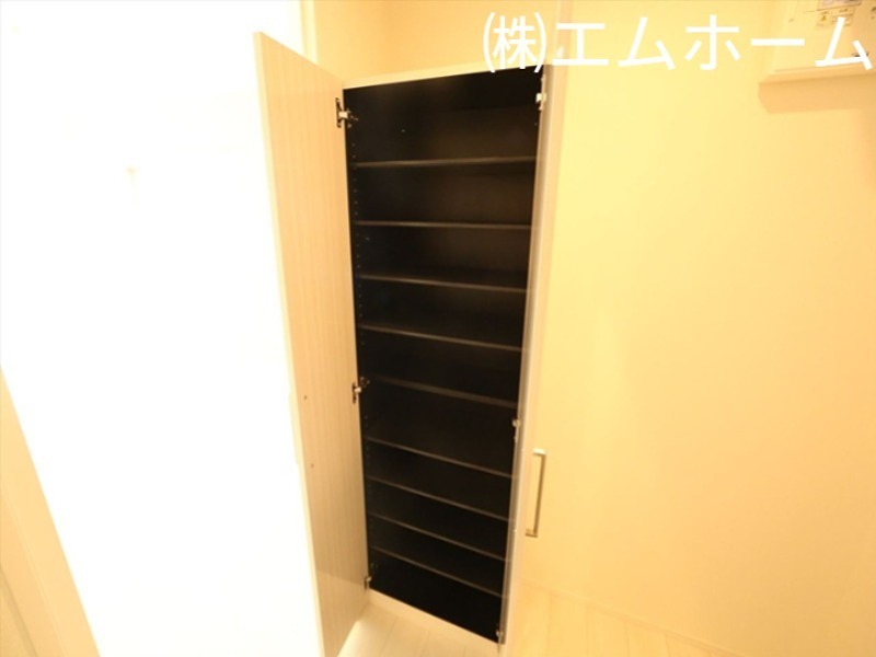 収納　玄関シューズボックス　姿見鏡付き（収納充実してます）同型写真