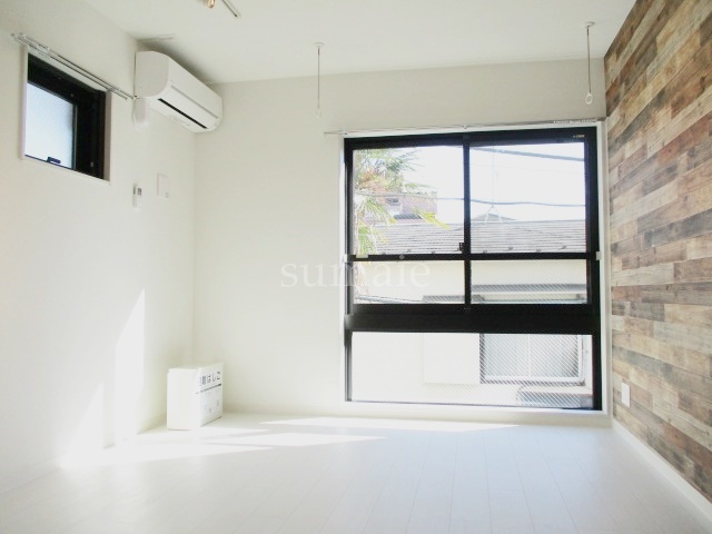 居室・リビング　7.6帖の居室はよく日が入って明るいです☆