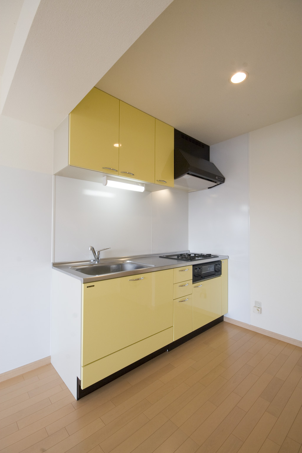 キッチン　3口コンログリル付きシステムキッチン