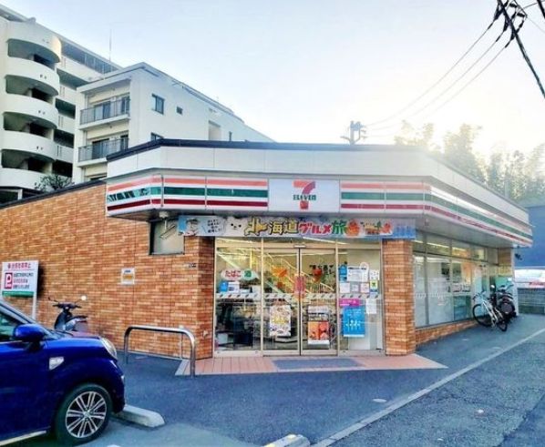 コンビニ　セブンイレブン（コンビニ）まで482m