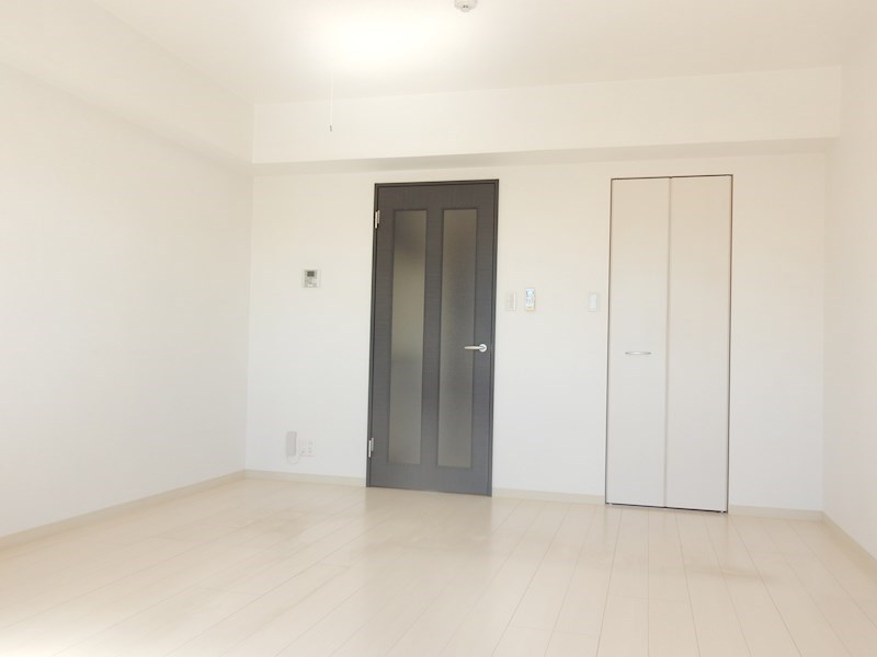 居室・リビング　南向きバルコニーからの陽当たりのよい洋室