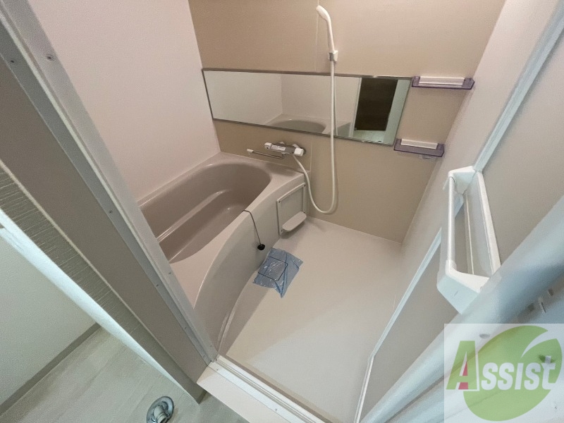 バス・シャワールーム　バスルームは狭すぎず、シャワーも浴びやすそうです。