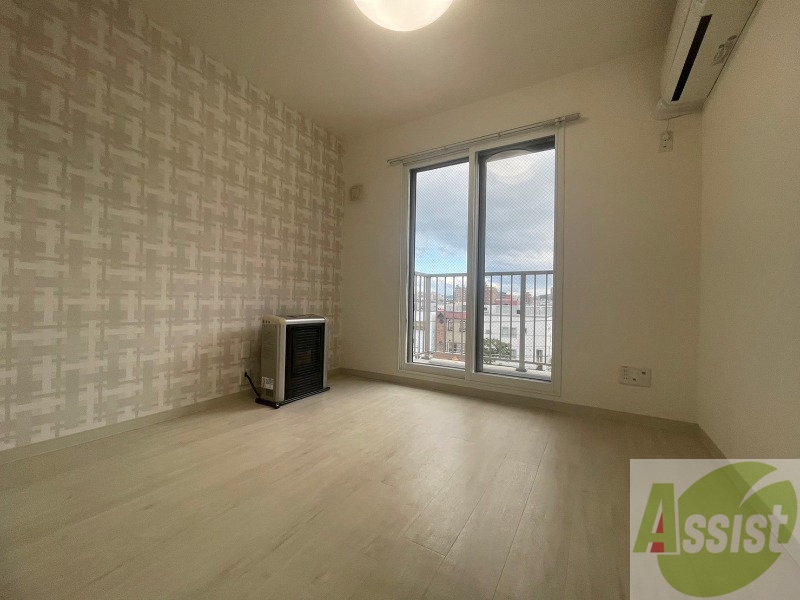 居室・リビング　白さが清潔感を出してくれます。お部屋も明るいですね。