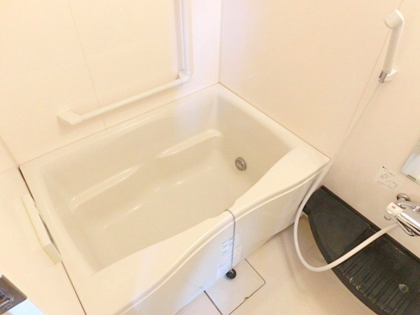 バス・シャワールーム　コンパクトで使いやすいお風呂です