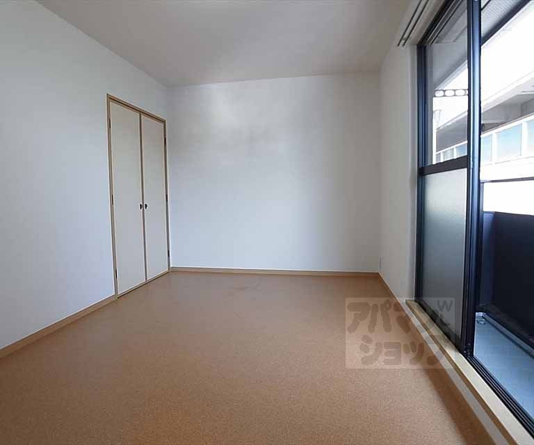 居室・リビング　洋室７．６帖。南向きで日当たり良好