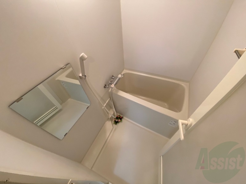 バス・シャワールーム　バスルームは狭すぎず、シャワーも浴びやすそうです。