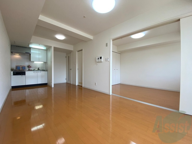 居室・リビング　１２．８帖のＬＤＫです。広々として、きれいですね。