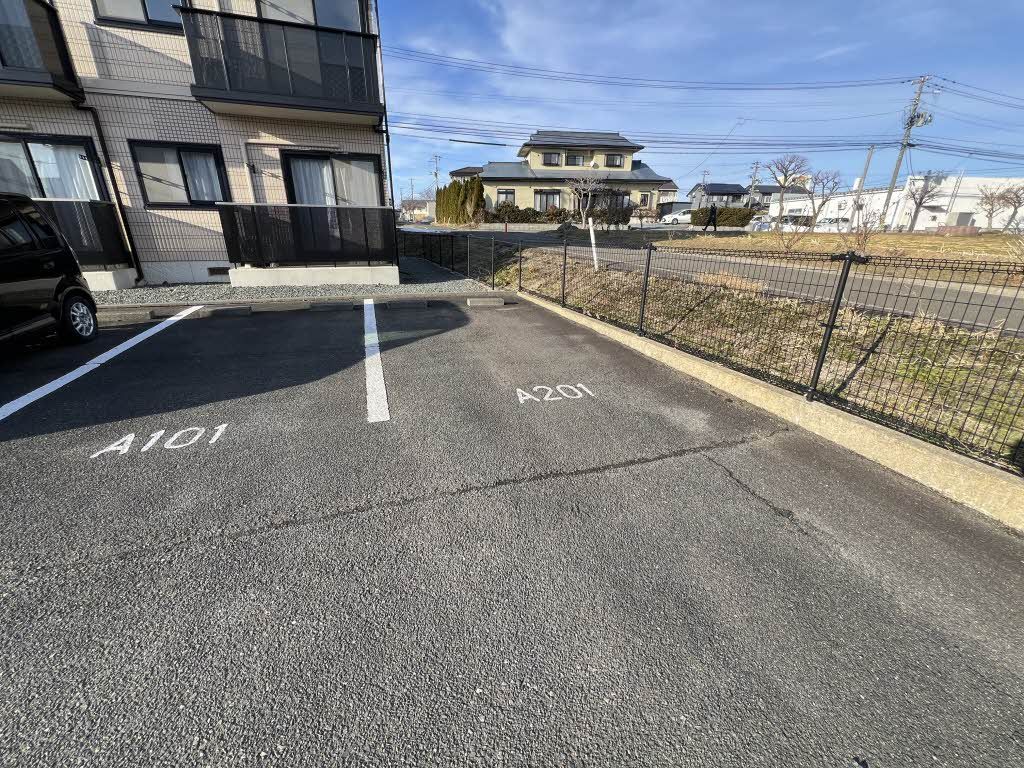 建物外観　駐車場