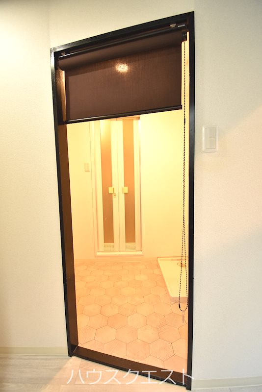 その他　脱衣所入口（ロールスクリーン）