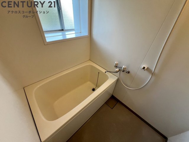 バス・シャワールーム　窓付きで換気が楽々！