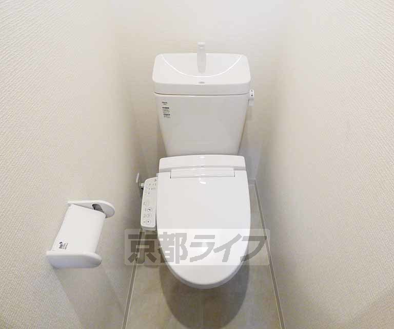 トイレ　ウォシュレット完備。