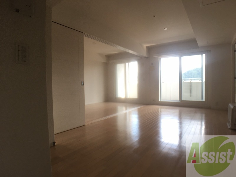 居室・リビング　リビングです。木目のフローリングが落ち着きますね。