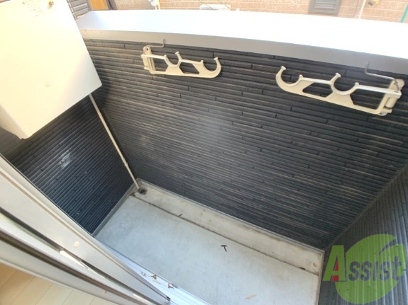 バルコニー　バルコニーがあるので洗濯物は外に干せそうですね。