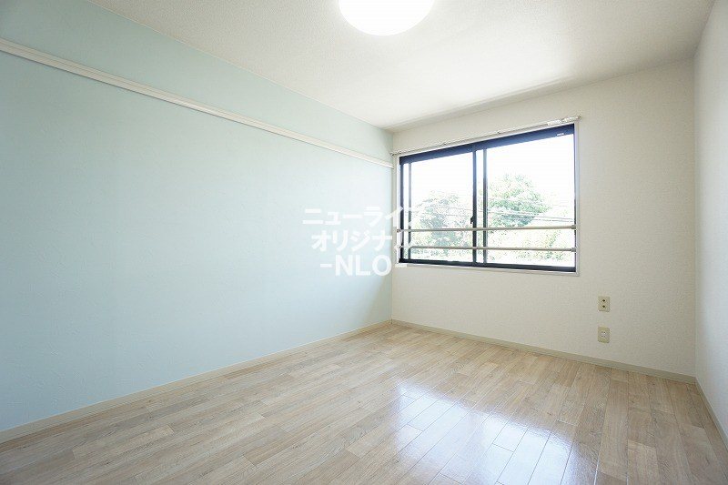 その他部屋・スペース　【北側洋室】アクセントクロスを採用しお洒落な空間を演出☆